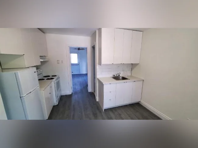 Joli studio meublé ( 2 ½ avec Chambre fermée ) en plein cœur de Rosemont thumbnail 4