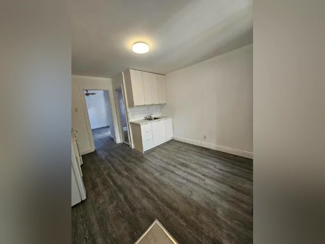 Joli studio meublé ( 2 ½ avec Chambre fermée ) en plein cœur de Rosemont thumbnail 2