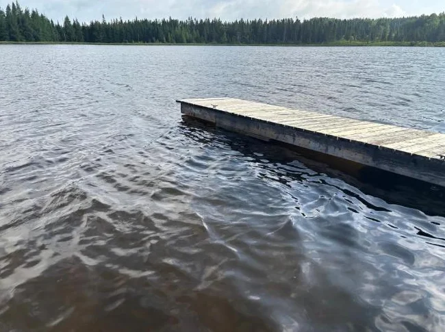 Petit chalet au bord d'un lac naturel tranquille ensemencé de truites thumbnail 5