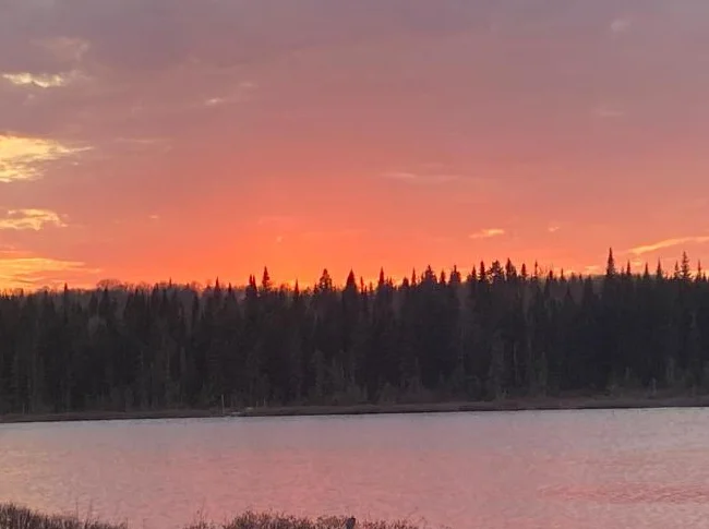 Petit chalet au bord d'un lac naturel tranquille ensemencé de truites thumbnail 7