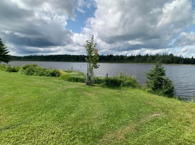 Petit chalet au bord d'un lac naturel tranquille ensemencé de truites thumbnail 3