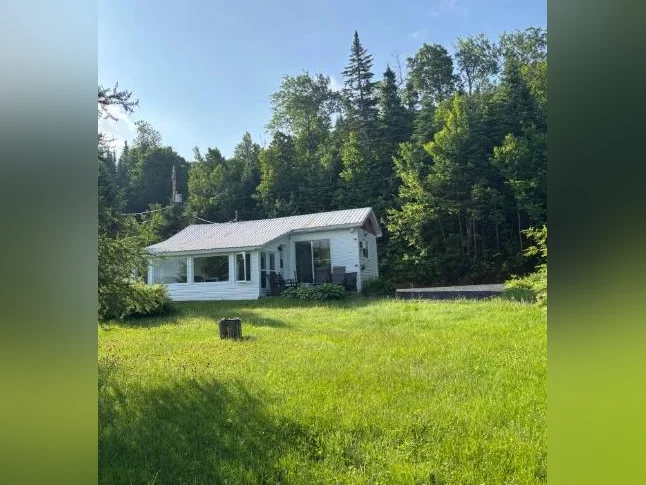 Petit chalet au bord d'un lac naturel tranquille ensemencé de truites thumbnail 2