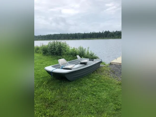 Petit chalet au bord d'un lac naturel tranquille ensemencé de truites thumbnail 9