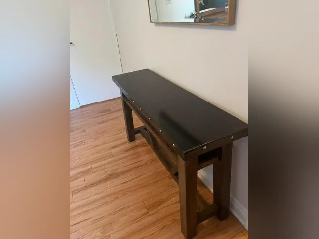 Table en bois massif, surface en acier.