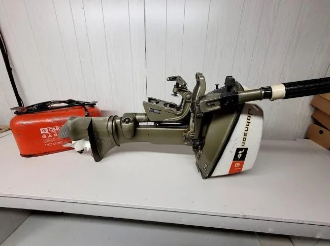 Moteur hors bord Johnson 6hp.   2 cyl.  2 temps.    Série 50e anniversaire.