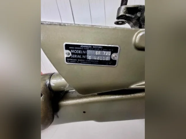 Moteur hors bord Johnson 6hp.   2 cyl.  2 temps.    Série 50e anniversaire. thumbnail 3