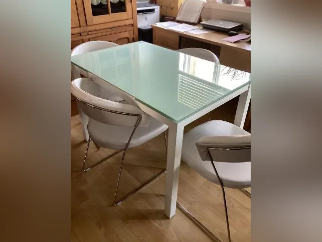 Table et chaises thumbnail 2