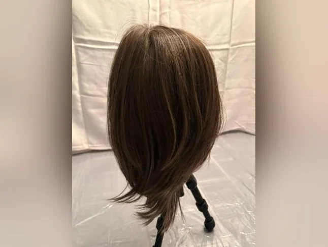 Perruque cheveux synthétiques thumbnail 4