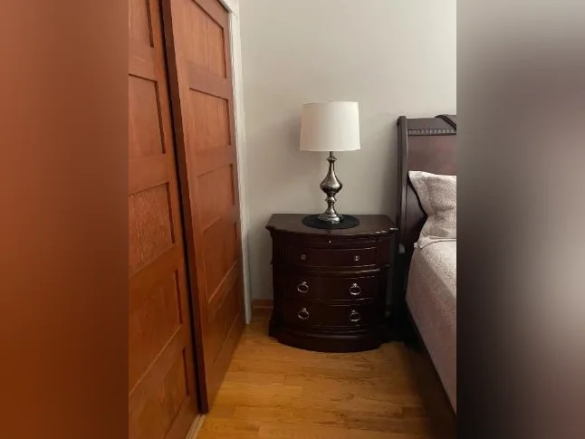 Ensemble de chambre élégant en merisier (format Queen) – Lit traîneau, commode, miroir et tables de chevet thumbnail 3
