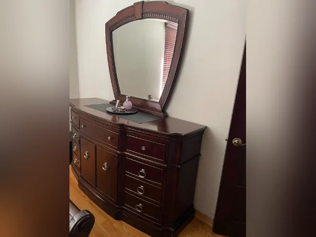 Ensemble de chambre élégant en merisier (format Queen) – Lit traîneau, commode, miroir et tables de chevet thumbnail 2