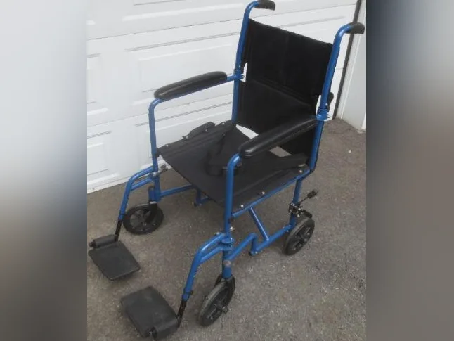 Chaise roulante poussée