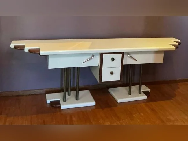 Grand miroir et deux meubles accessoires.