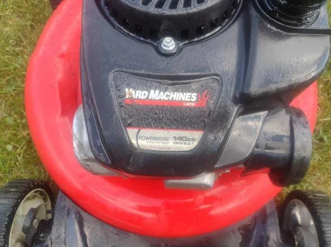 Tondeuse a gazon YARD MACHINE 140 cc 21'' de coupe avec sac en tres bonne condition thumbnail 2