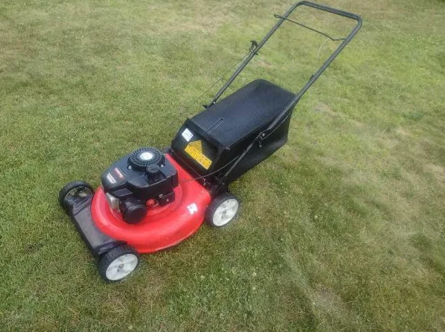 Tondeuse a gazon YARD MACHINE 140 cc 21'' de coupe avec sac en tres bonne condition
