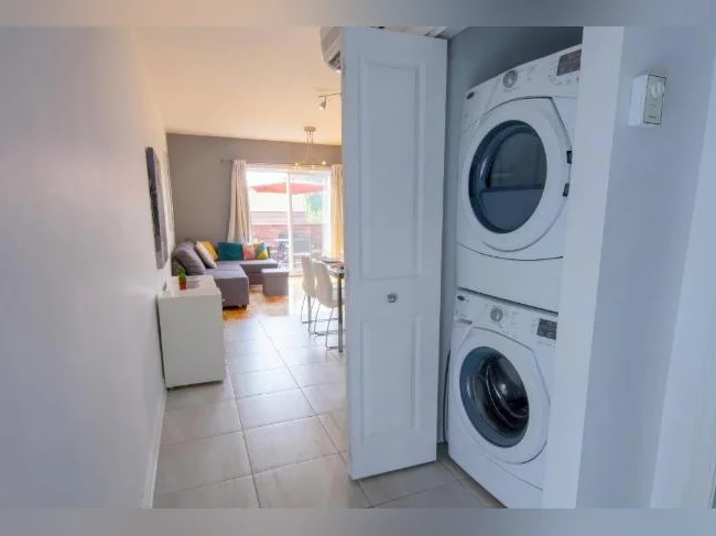 Condo 3 1/2 lumineux avec deux terrasses privées dans Ville-Marie thumbnail 6