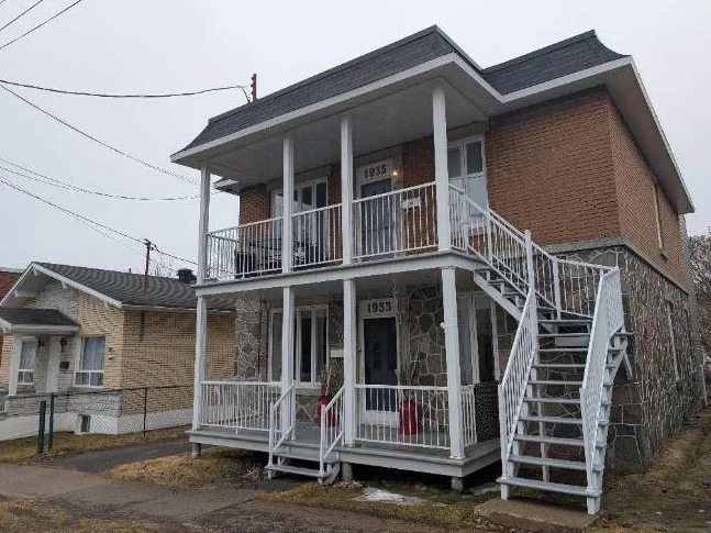 GRAND 6-1/2 A SHAWINIGAN RUE LAVERGNE CONTACTER-NOUS AU 514-377-7407