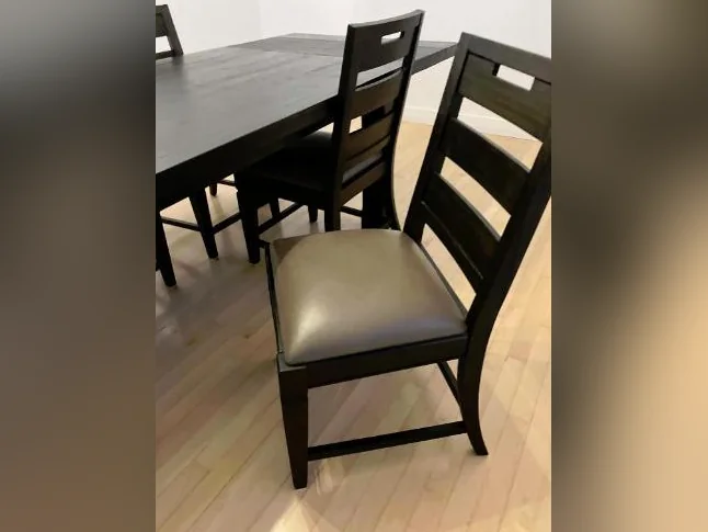 Table de cuisine en bois massif. thumbnail 2