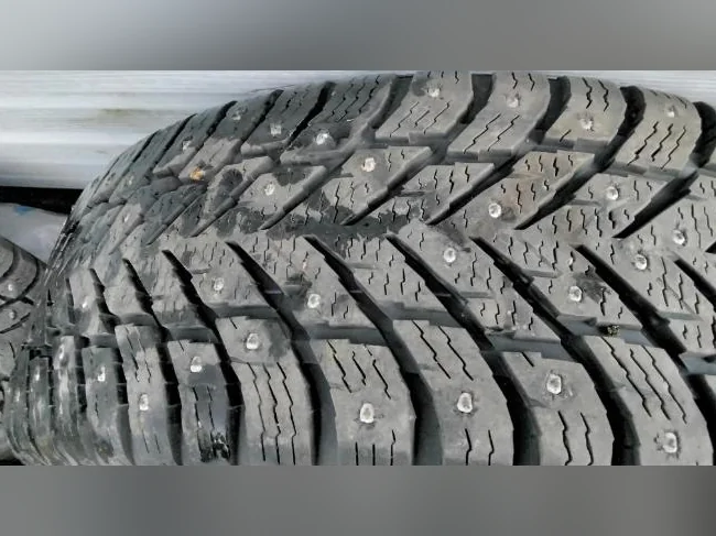 Pneu Nokian nordman 7 suv à clou sur mag de ford escape 2009, grandeur 235/70 R16 thumbnail 5