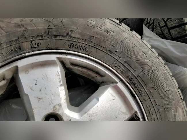 Pneu Nokian nordman 7 suv à clou sur mag de ford escape 2009, grandeur 235/70 R16 thumbnail 2