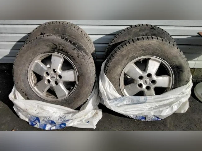 Pneu Nokian nordman 7 suv à clou sur mag de ford escape 2009, grandeur 235/70 R16