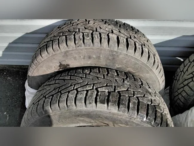 Pneu Nokian nordman 7 suv à clou sur mag de ford escape 2009, grandeur 235/70 R16 thumbnail 3