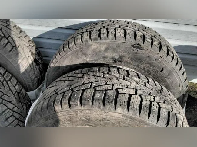 Pneu Nokian nordman 7 suv à clou sur mag de ford escape 2009, grandeur 235/70 R16 thumbnail 4