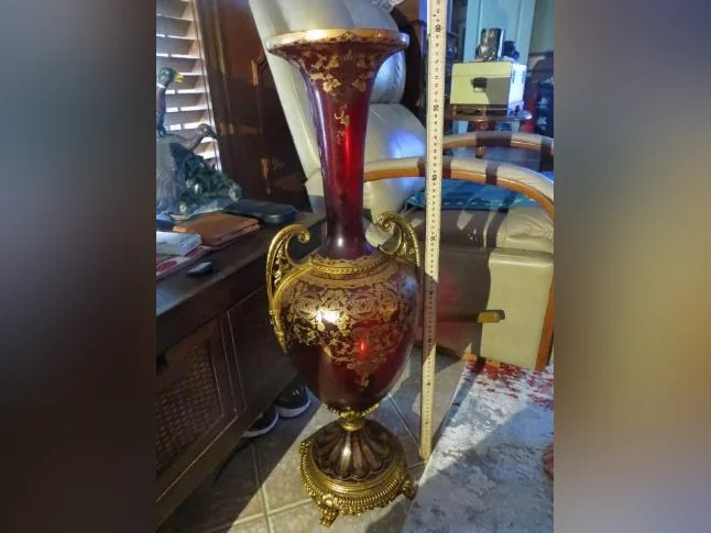 2 VASES DECORATIFS EN PARFAITE CONDITION