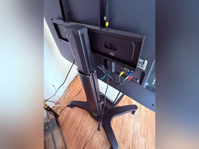 TV LG 65’’-Smart TV avec Pied Ajustable- $600 thumbnail 3