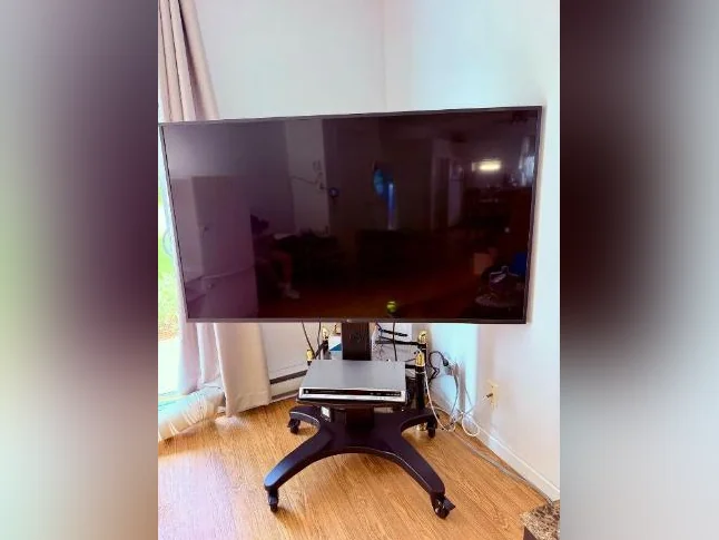 TV LG 65’’-Smart TV avec Pied Ajustable- $600 thumbnail 2