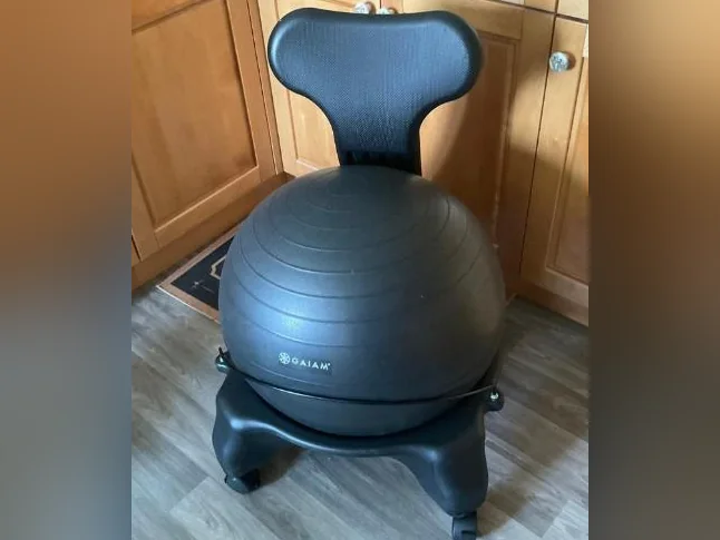 Gaiam - Chaise avec ballon d'exercice d'équilibre noir thumbnail 4