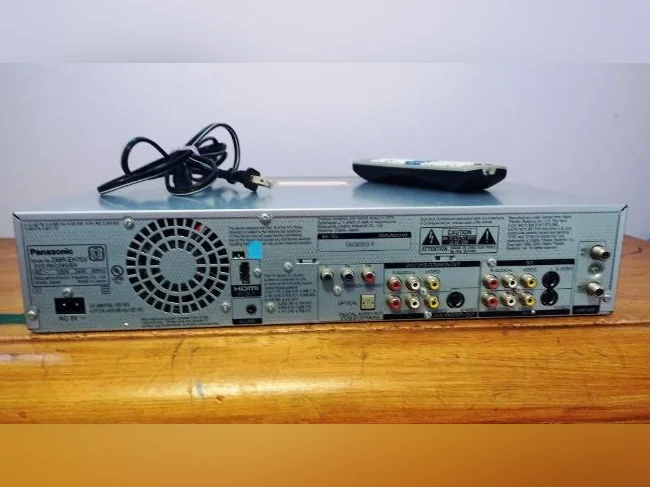 Lecteur enregistreur DVD,VHS,HDD,HDMI Panasonic avec télécommande, PIÈCES SEULEMENT. thumbnail 3