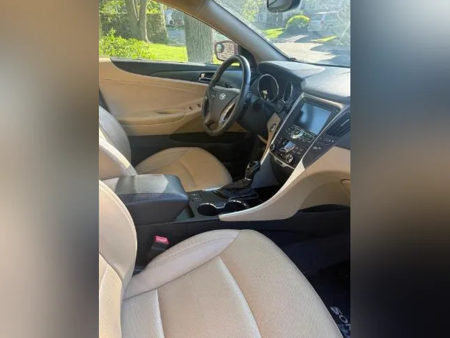 Hyundai Sonata hybride toute équipée - voir réparations à faire thumbnail 6