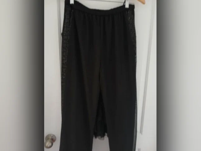 pantalon de soir grandeur 6 ans avec paillettes sur le coté