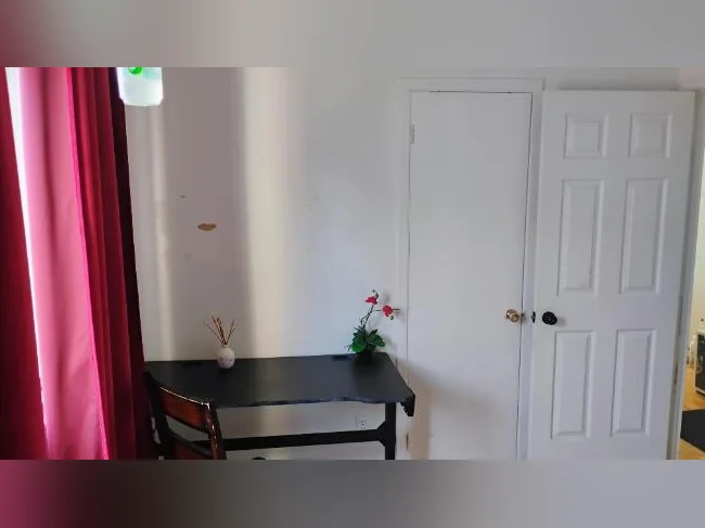 Chambre à louer Montréal-Nord tout inclus 13 pieds par 11 pieds thumbnail 9
