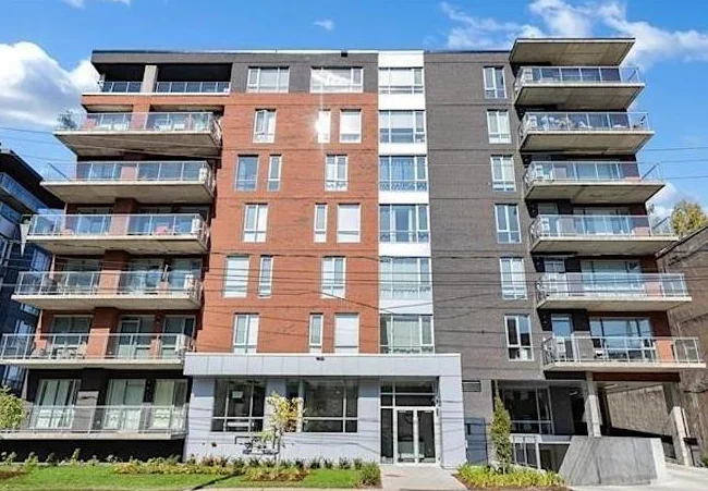CONDO RÉCENT HAUT DE GAMME À VILLE MONT-ROYAL – 2 CHAMBRES – 2 SALLES DE BAIN – 2 STATIONNEMENTS