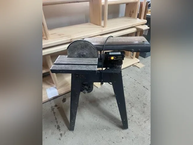 A vendre : scie à ruban et sableuse sur table en bonnes conditions