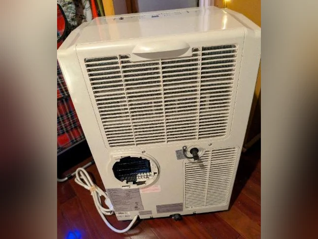 Air Climatisé intérieur de marque Danby sur roulettes en excellent état 👍 thumbnail 3