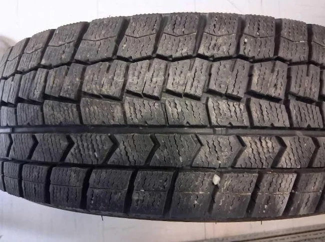 Pneu d'hiver 15 pouce avec jantes en acier comme neuf ça allait sur Nissan micra