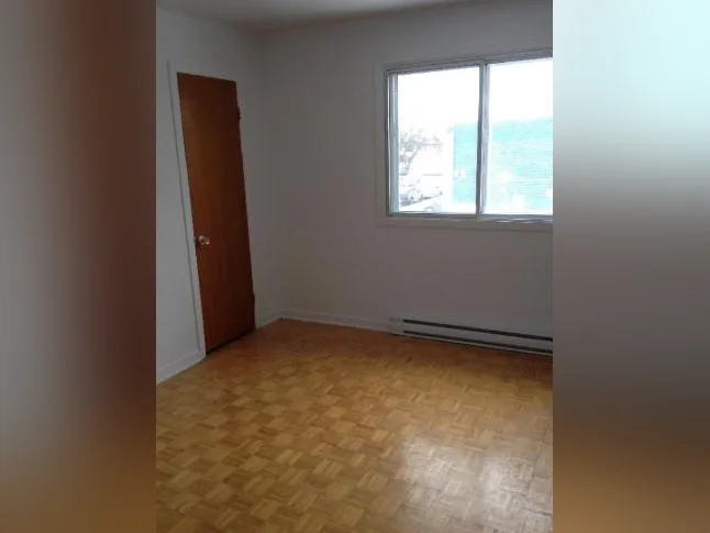 Très grand, 4 1/2 (2e étage de 5 plex ) non chauffé a louer thumbnail 3