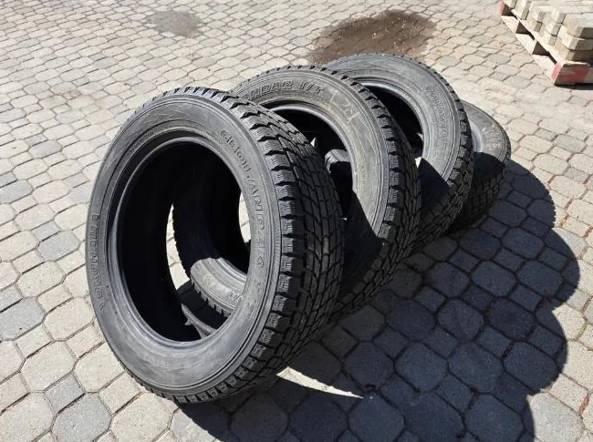 Pneus d'hiver 4Runner (245/60 R20) 40$