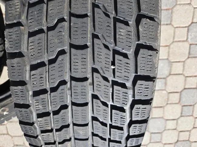 Pneus d'hiver 4Runner (245/60 R20) 40$ thumbnail 2