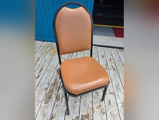 Chaises (41 unités ) en similicuir
