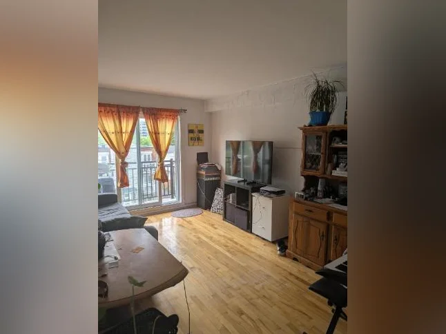 4 1/2 à louer 1er août Vieux Longueuil thumbnail 3