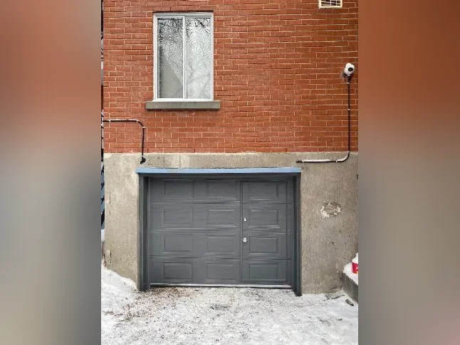 Un grand garage ou entrepôt à louer, Métro Frontenac