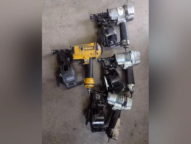 4 cloueuses a bardeau pneumatique 3 METABO et 1 DEWALT toutes en tres bonne condition