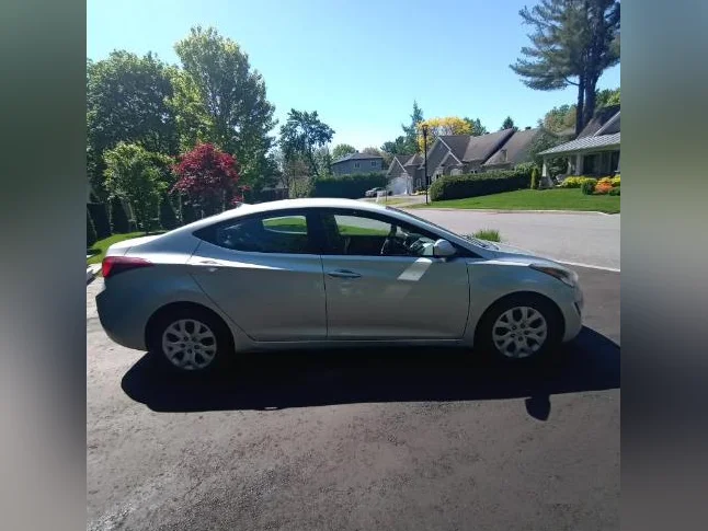 HYUNDAI ÉLANTRA AUTOMATIQUE SEULEMENT 136000 KM FULL ÉQUIPÉ AUCUNE ROUILLE PRIX EST FERME thumbnail 4