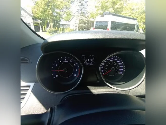 HYUNDAI ÉLANTRA AUTOMATIQUE SEULEMENT 136000 KM FULL ÉQUIPÉ AUCUNE ROUILLE PRIX EST FERME thumbnail 9