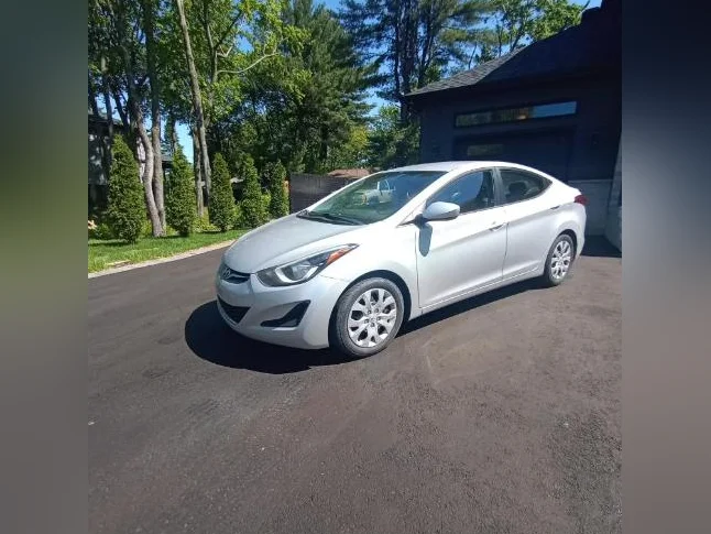 HYUNDAI ÉLANTRA AUTOMATIQUE SEULEMENT 136000 KM FULL ÉQUIPÉ AUCUNE ROUILLE PRIX EST FERME thumbnail 2