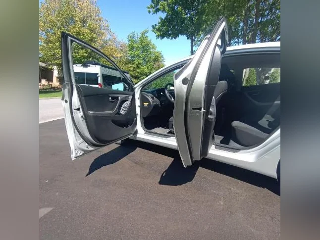 HYUNDAI ÉLANTRA AUTOMATIQUE SEULEMENT 136000 KM FULL ÉQUIPÉ AUCUNE ROUILLE PRIX EST FERME thumbnail 8