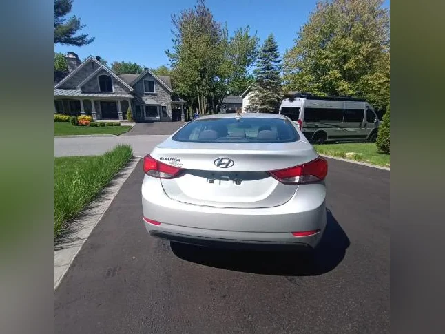 HYUNDAI ÉLANTRA AUTOMATIQUE SEULEMENT 136000 KM FULL ÉQUIPÉ AUCUNE ROUILLE PRIX EST FERME thumbnail 5